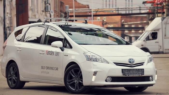 Видео: беспилотный автомобиль Яндекс.Такси в зимней Москве